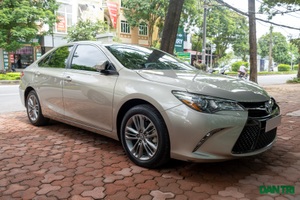 Toyota Camry nhập Mỹ 5 năm tuổi vẫn có giá ngang Camry 2.5Q "đập hộp"