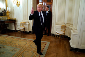 Ông Trump đe dọa đóng băng cấp vốn vĩnh viễn cho WHO, Trung Quốc “phản pháo”