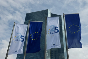 ECB neo lãi suất trên đỉnh lịch sử, chưa phát tín hiệu nới lỏng