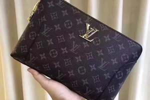 Ví hàng hiệu Louis Vuitton “không cánh mà bay” trước mặt chủ nhân tại Nội Bài