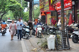 Xách bao tiền đi mua vàng, cửa hàng xin nợ vàng vì bị khách “vét” sạch
