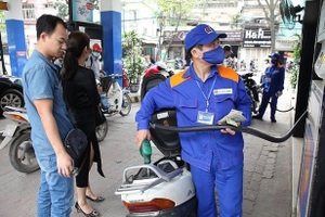 Xăng giảm giá sốc lần thứ 3: Giảm gần 1.500 đồng/lít, cước taxi vẫn "ngủ yên"