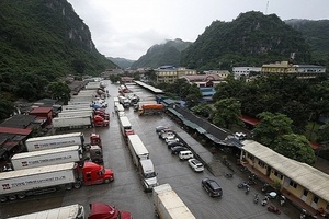 Được xuất nhập hàng qua cửa khẩu phụ và lối mở ở Lạng Sơn, Quảng Ninh.