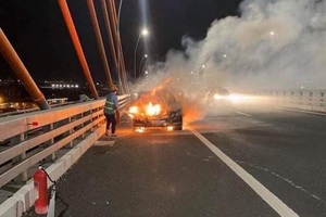 Xe Mercedes cháy trơ khung trên cầu Bạch Đằng