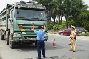 Một tháng, phạt hơn 12 tỷ đồng với xe vi phạm chở quá tải