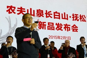 Vượt qua Jack Ma, ông trùm nước đóng chai trở thành người giàu nhất Trung Quốc