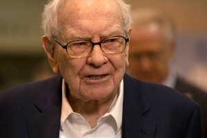 Tỷ phú Warren Buffett đưa tiền mặt tại Berkshire Hathaway lên cao kỷ lục