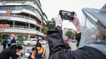 Hanoi's Shark Jaw building attracts visitors before demolition