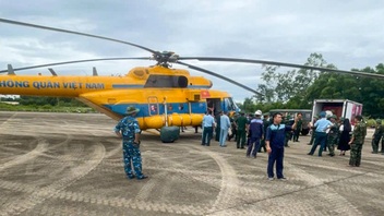 Helicopter delivers emergency aid to Nghe An flood victims