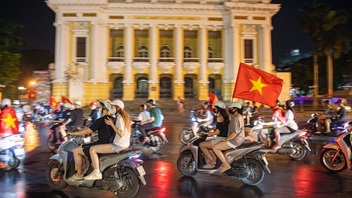 Thousands of football fans celebrate Vietnam U23 team's ASEAN victory