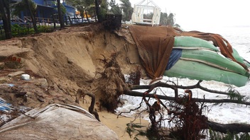 Large waves cause severe coastal erosion in Hoi An