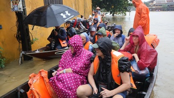 Visitors flock to flooded Hoi An for rare experience
