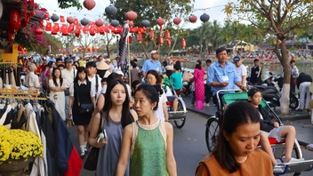 Crowds flood Hoi An on Lunar New Year