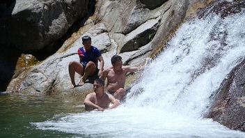Thanh Hoa waterfall attracts summer visitors