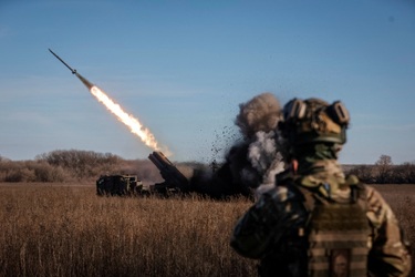 Đạn pháo trăm phát, trăm trúng của Nga: Vũ khí khắc chế xe tăng phương Tây?  | Báo Dân trí