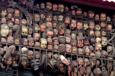 Ám ảnh ban công chứa hàng trăm đầu búp bê cũ nát, dõi theo người đi đường
