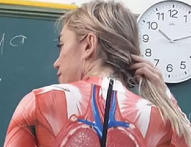 Cô giáo dạy Giải phẫu học gây sốc khi mặc trang phục "giáo cụ trực quan" đến trường