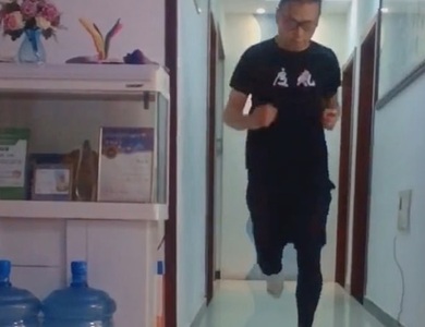 Giữa dịch corona, vận động viên marathon chạy 50km ngay trong căn hộ