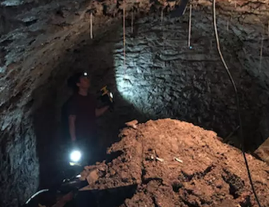Vô tình phát hiện hang động 120 năm tuổi ngay dưới nền nhà