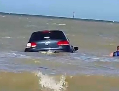 Hy hữu xe ô tô bị sóng biển cuốn trôi