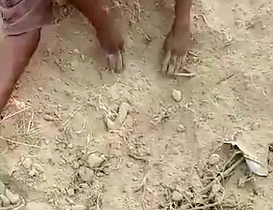 Kỳ diệu khoảnh khắc đào được bé sơ sinh còn sống sau trận lở đất