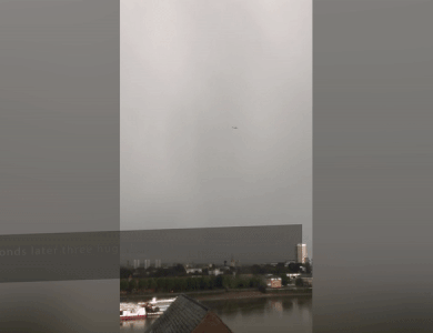 Xem máy bay bị 3 tia sét chập đánh giữa bầu trời giông bão