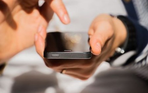 Đến dự đám cưới của chị gái người yêu, chàng trai vô tình bật "phim con heo" ngay giữa quan viên hai họ