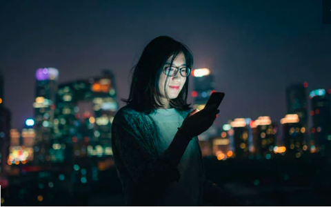 3 mẹo nhỏ để đỡ hại mắt do nhìn điện thoại suốt ngày