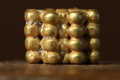 Cậu bé 9 tuổi bất ngờ tìm thấy cổ vật bí ẩn 3.000 năm tuổi