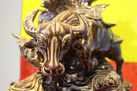 Độc đáo trâu sứ hóa thuyền buồm, làm trăm con vẫn không đủ bán