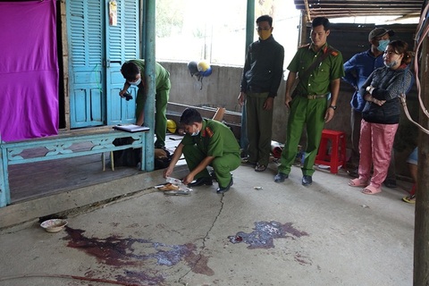 Bắt người đàn ông rạng sáng chặn xe khách, chém chết chủ nhà bên đường