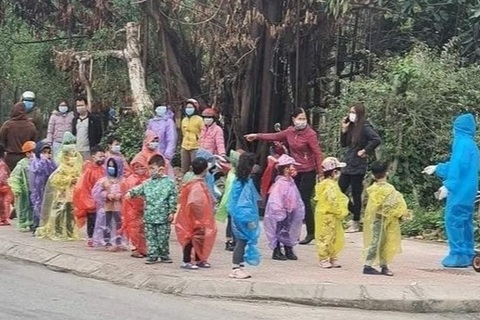 Xót xa hình ảnh 75 học sinh mầm non mặc áo mưa đi cách ly ở Hải Dương