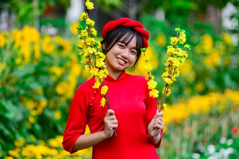 Du khách diện áo dài check-in con đường hoa xuân ở phố nhà giàu