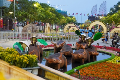 Đàn trâu hơn 60 con xuất hiện trên đường hoa Nguyễn Huệ chào xuân Tân Sửu