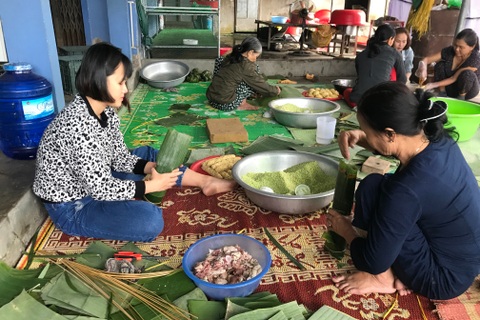 Quảng Trị: Thợ gói chưng, bánh tét bán nguyệt tất bật ngày giáp Tết