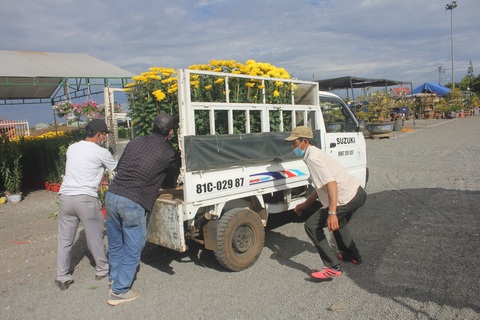 Gia Lai: Người chở hoa nhọc nhằn kiếm tiền ngày cận Tết