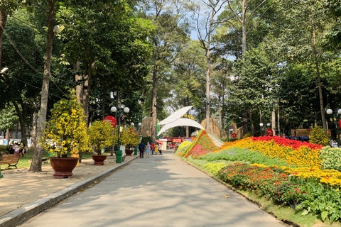 Hội hoa xuân năm Covid, dù đẹp rực rỡ vẫn vắng lặng, đìu hiu