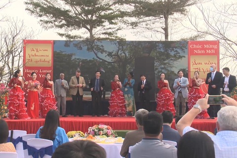 Tết ấm nồng cho người nước ngoài đang làm việc, học tập tại Quảng Bình