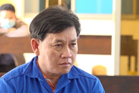 Bất ngờ người đàn ông mua sà lan gần 700 tấn rồi cắt bán phế liệu