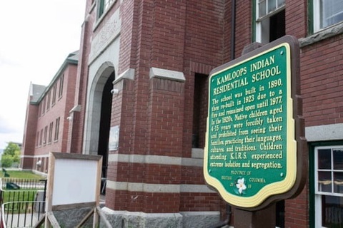 Canada rúng động vì mộ tập thể 215 trẻ em trong trường nội trú cũ