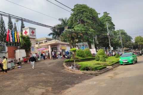 Đang chơi đá bóng trên sân, một thanh niên bị đột tử