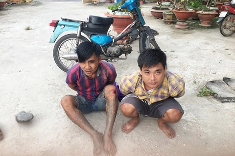 Hai tên trộm lao thẳng xe vào công an rồi nhảy sông hòng thoát thân