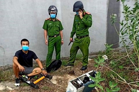 Đang trộm bị phát hiện, tên trộm thản nhiên mời công an vào nhà uống nước