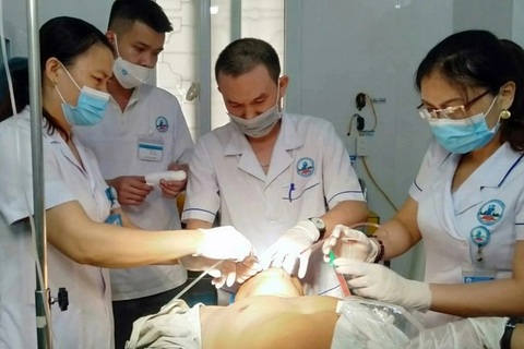 Ngã khi hái nhãn, người đàn ông bị cây thép xuyên từ nách lên đỉnh đầu