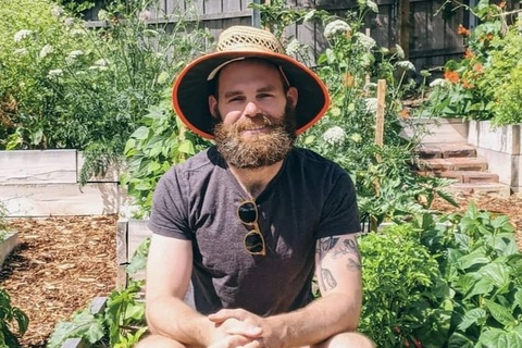 Ở nhà mùa dịch, người đàn ông làm vườn cho mọi người hái thỏa thích