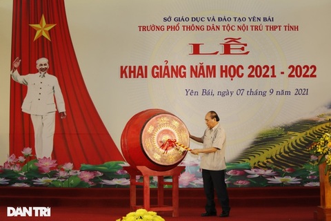 Chủ tịch nước Nguyễn Xuân Phúc dự Lễ khai giảng năm học mới tại Yên Bái