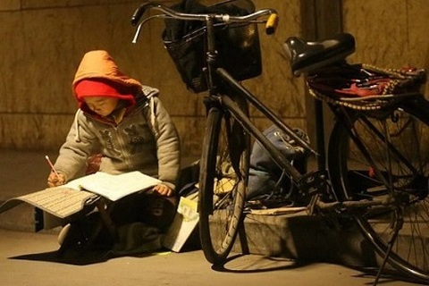 Hình ảnh những em bé nghèo hiếu học khiến cả thế giới cảm động