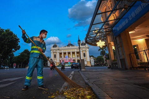 Đêm thầm lặng của những "chiến binh" làm sạch đẹp đường phố Thủ đô