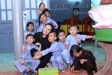Pháp lý quanh việc nuôi dưỡng 23 người con nuôi của Phi Nhung