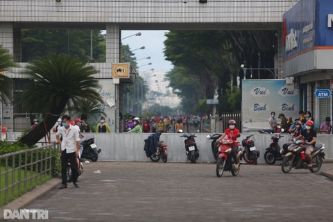 Sau một tuần nới lỏng giãn cách, TPHCM đang đối mặt "bài toán mới"